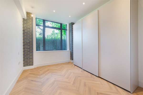 Flat Atalanta Street in Greater London