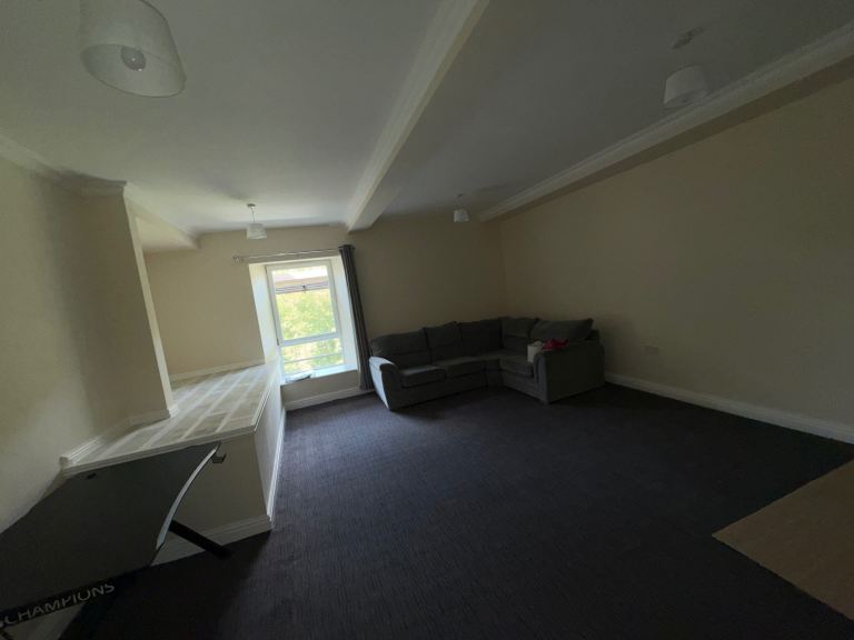 Flat Crumlin Road in Swffryd