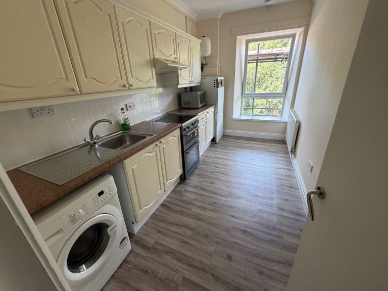 Flat Crumlin Road in Swffryd