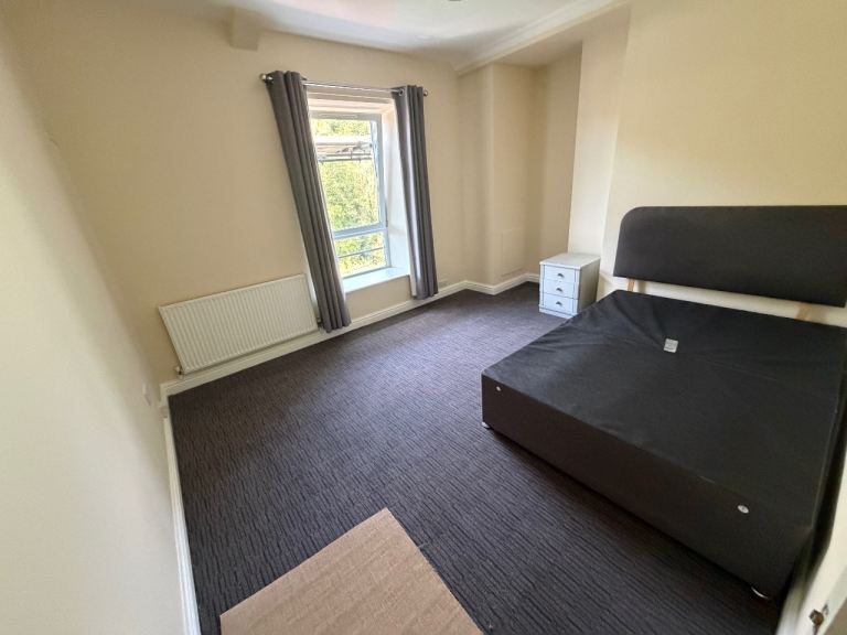 Flat Crumlin Road in Swffryd