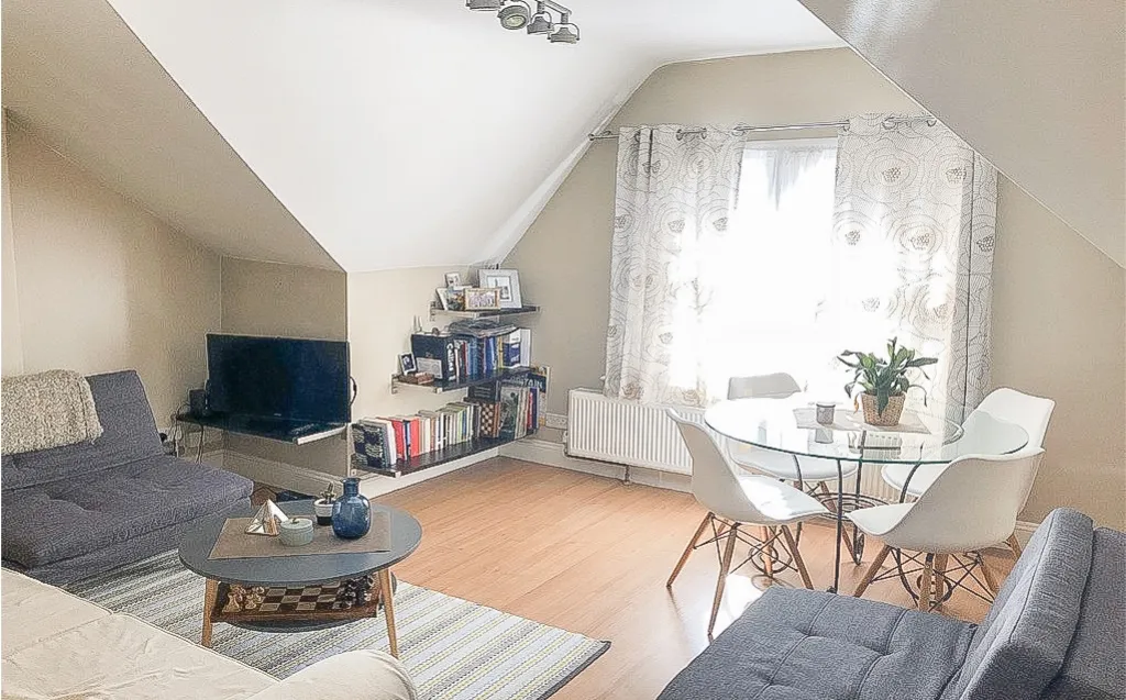 Flat Greyhound Lane in Greater London