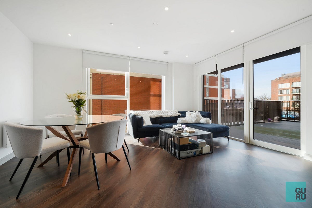 Flat Eden Grove in Greater London