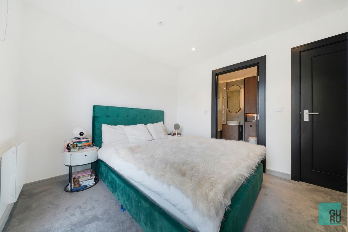 Flat Eden Grove in Greater London
