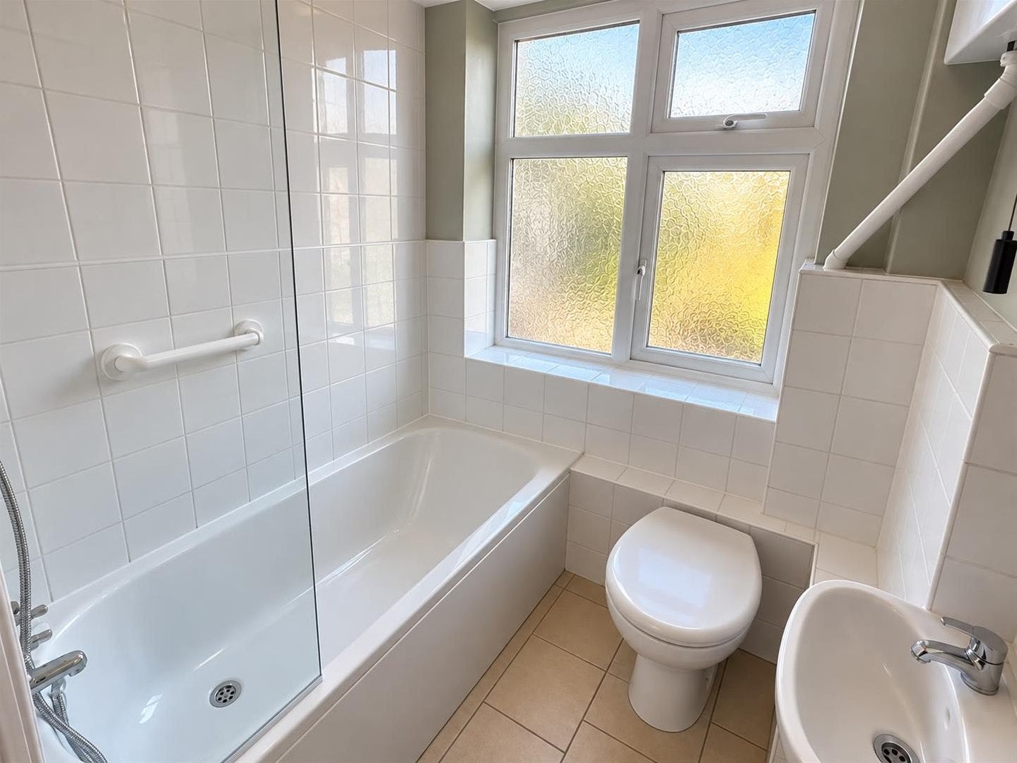 Flat Lyndhurst Gardens in Greater London