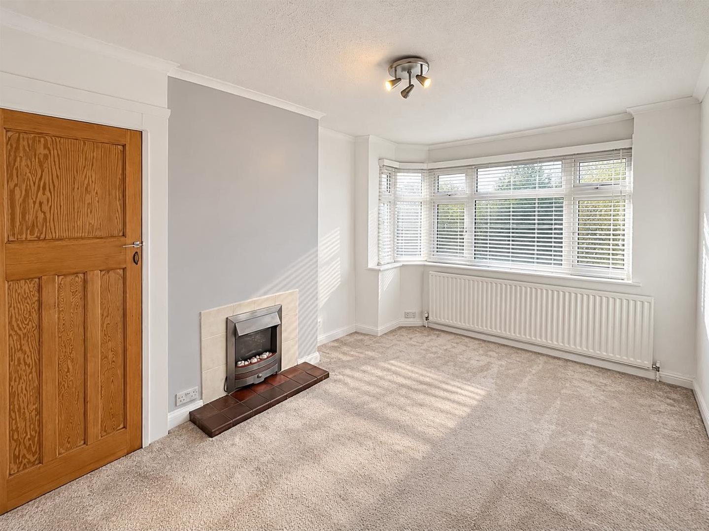 Flat Lyndhurst Gardens in Greater London