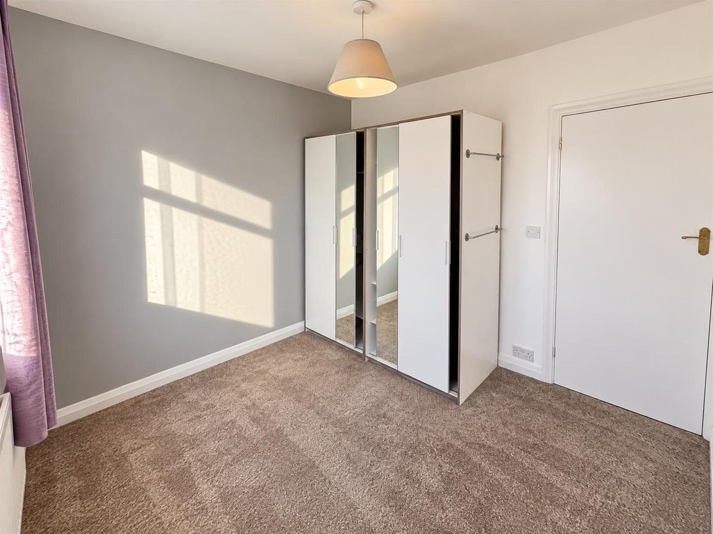 Flat Lyndhurst Gardens in Greater London