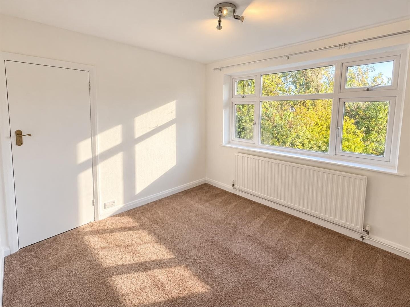 Flat Lyndhurst Gardens in Greater London