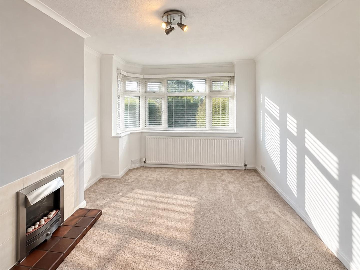 Flat Lyndhurst Gardens in Greater London