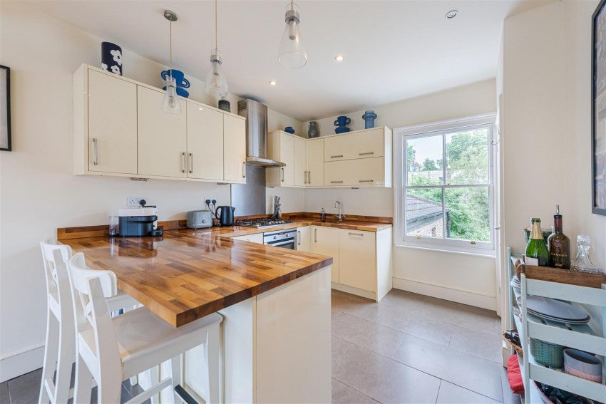 Flat Rosenau Road in Greater London