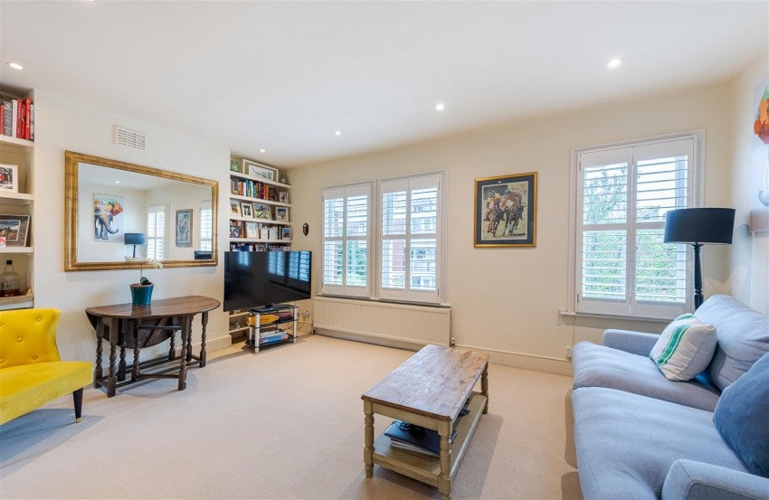 Flat Rosenau Road in Greater London