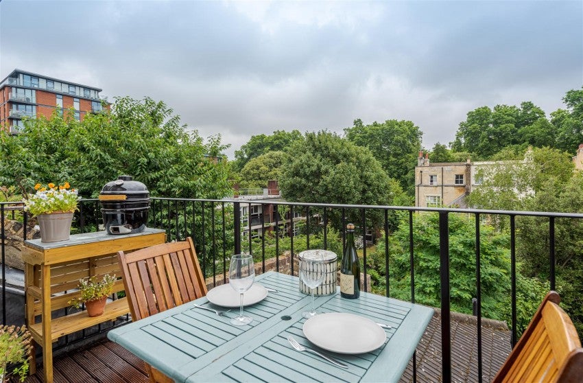 Flat Rosenau Road in Greater London