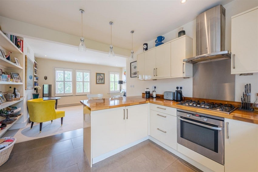 Flat Rosenau Road in Greater London