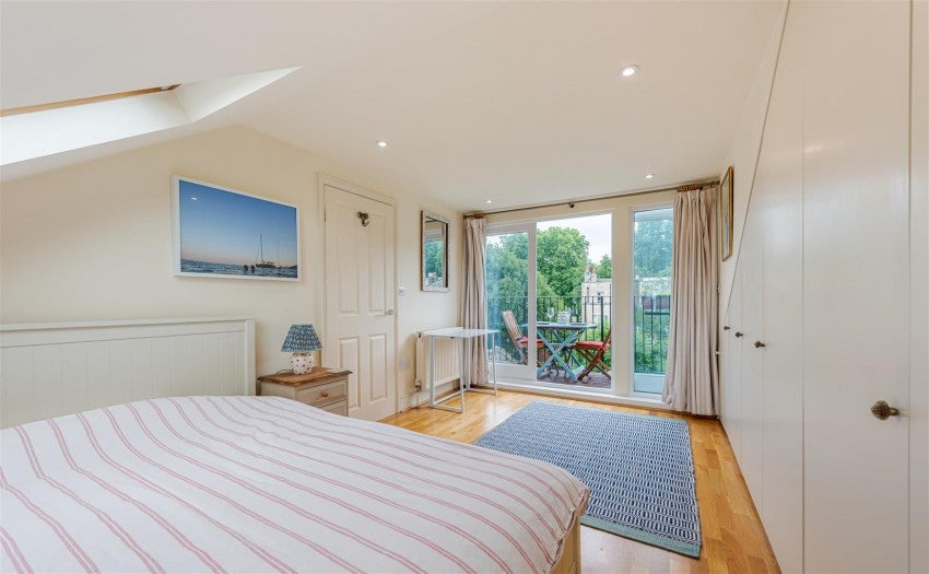 Flat Rosenau Road in Greater London