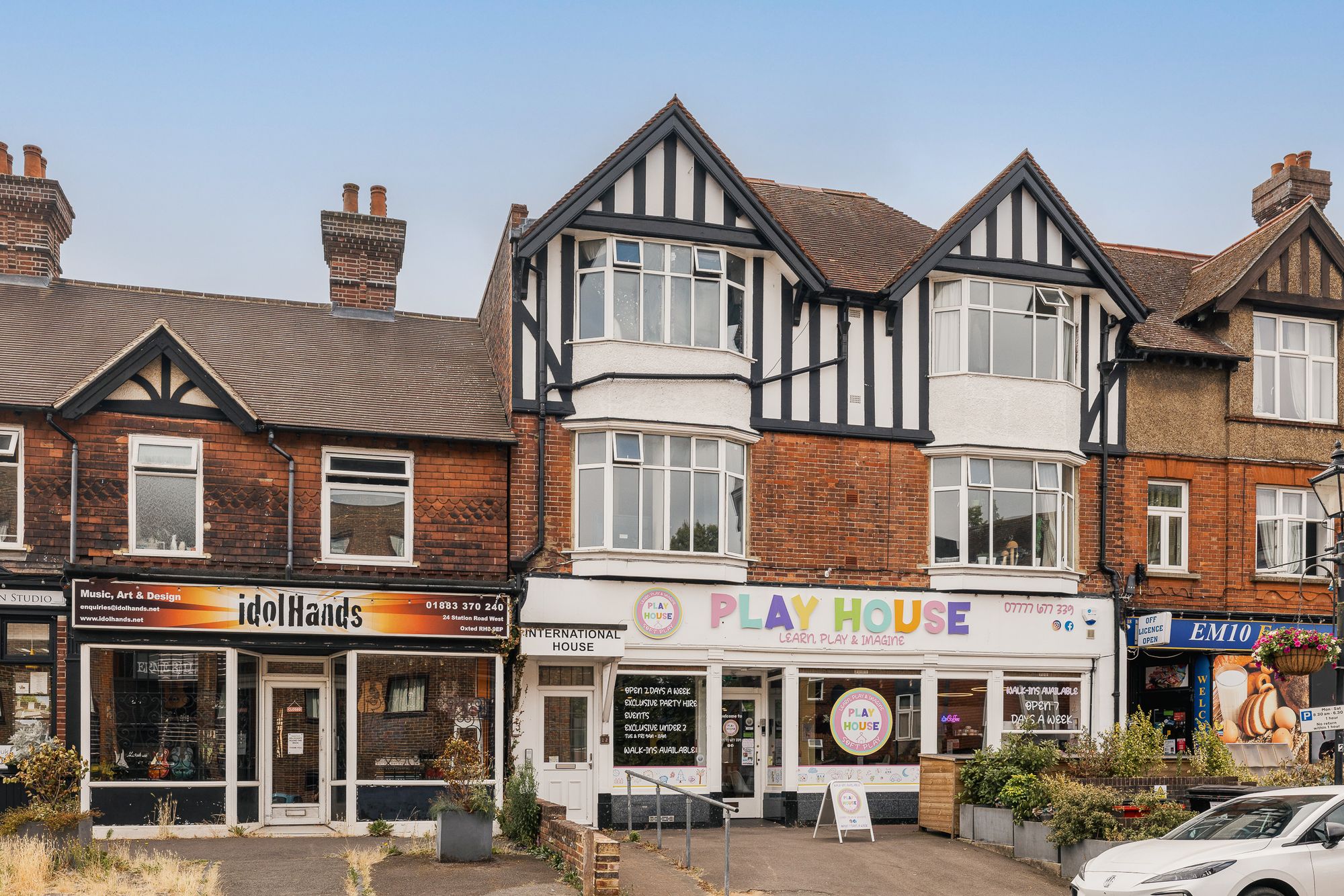 Flat Station Road West in Oxted
