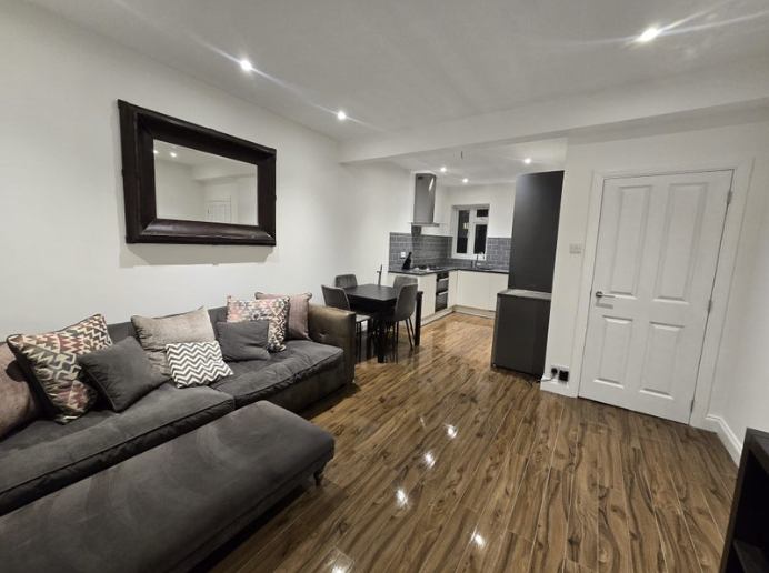 Room Ashlin Road in Greater London