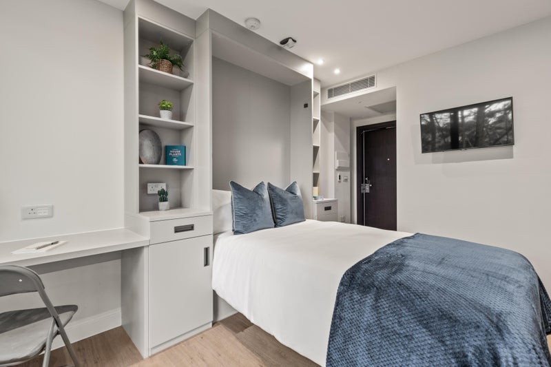 Flat Hillcrest Road in Greater London