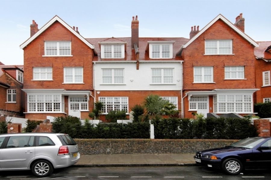 Flat Bracknell Gardens in Greater London