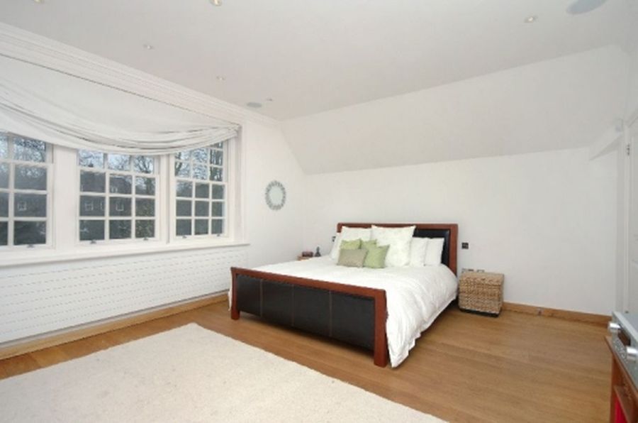 Flat Bracknell Gardens in Greater London