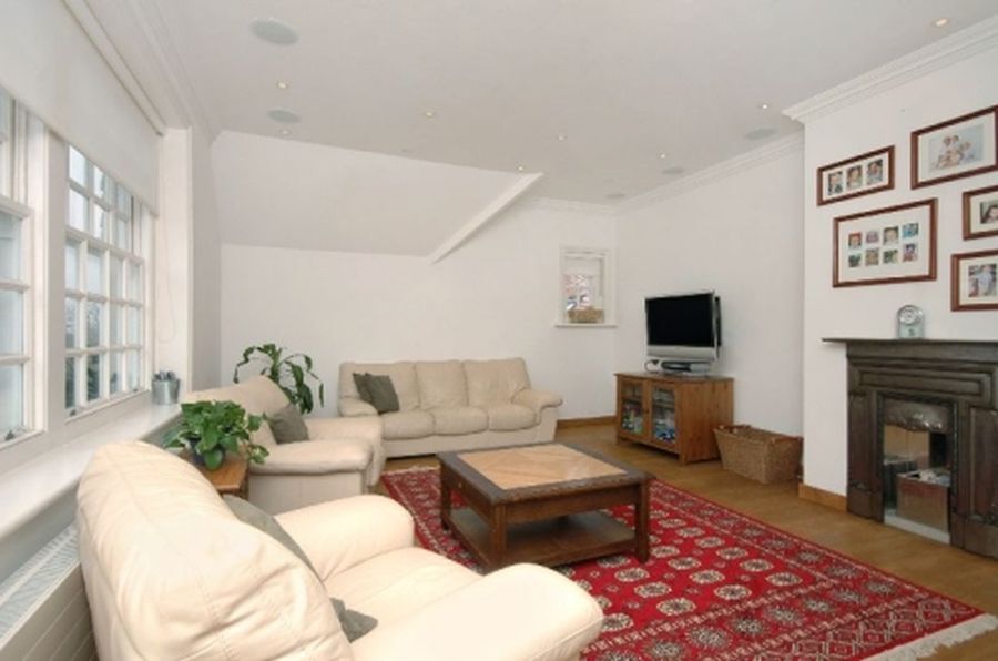 Flat Bracknell Gardens in Greater London