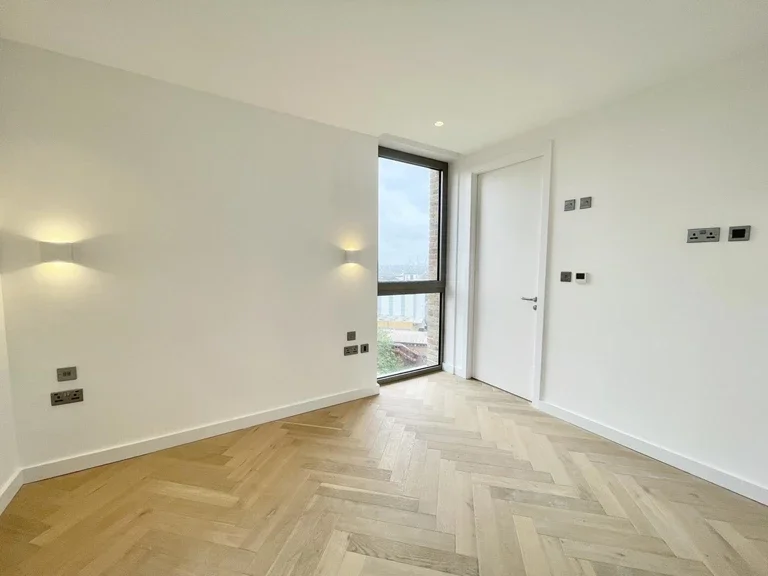 Flat Walm Lane in Greater London
