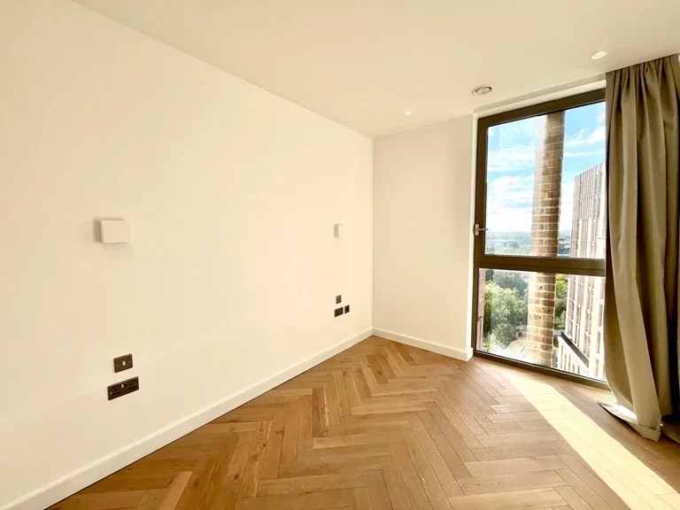 Flat Walm Lane in Greater London