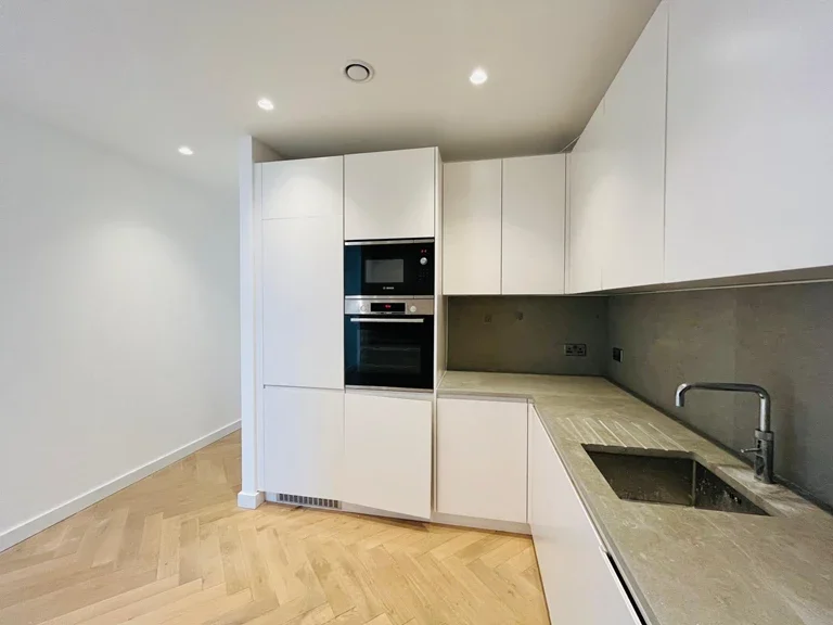 Flat Walm Lane in Greater London