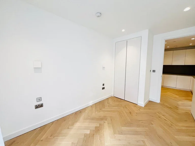 Flat Walm Lane in Greater London