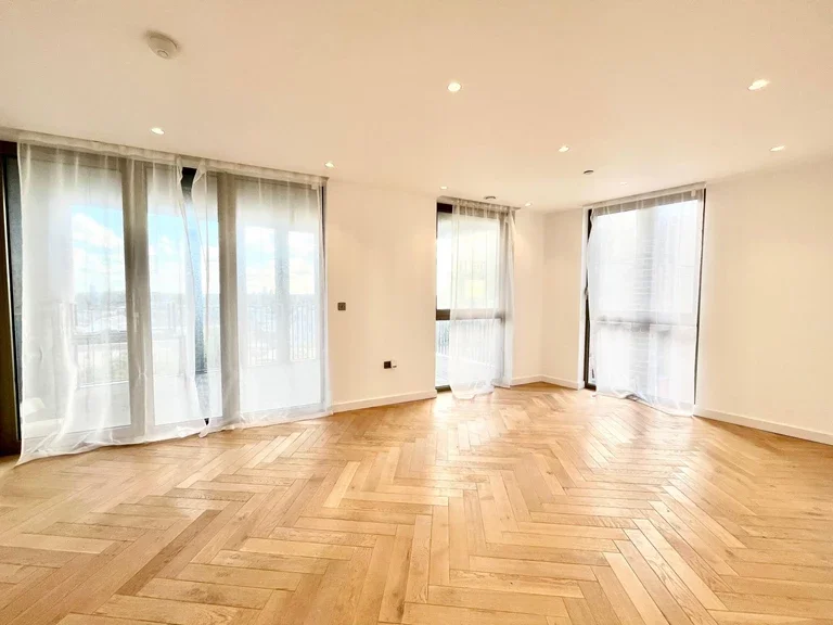 Flat Walm Lane in Greater London