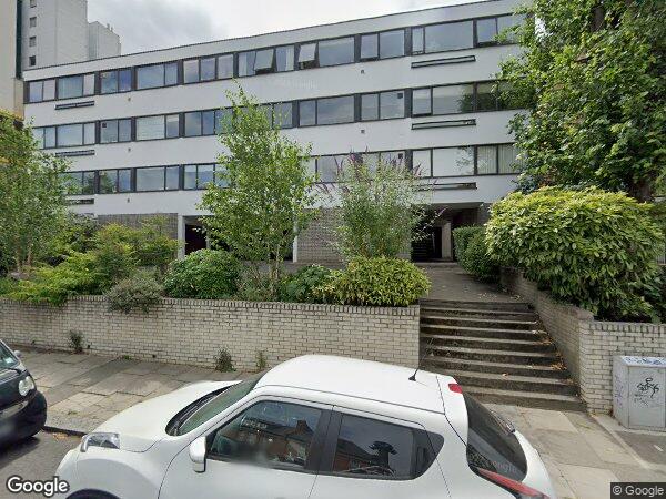 Flat Avenue Road in Greater London
