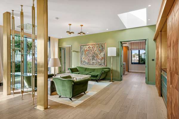 Flat New End in Greater London