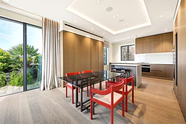 Flat New End in Greater London