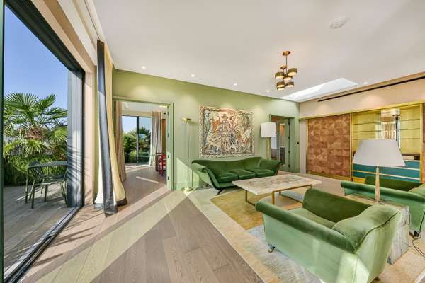 Flat New End in Greater London