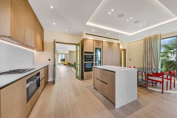 Flat New End in Greater London