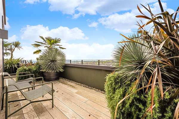 Flat New End in Greater London
