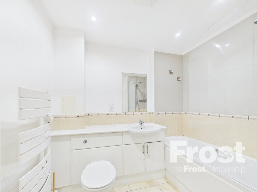 Flat Tilley Road in Greater London