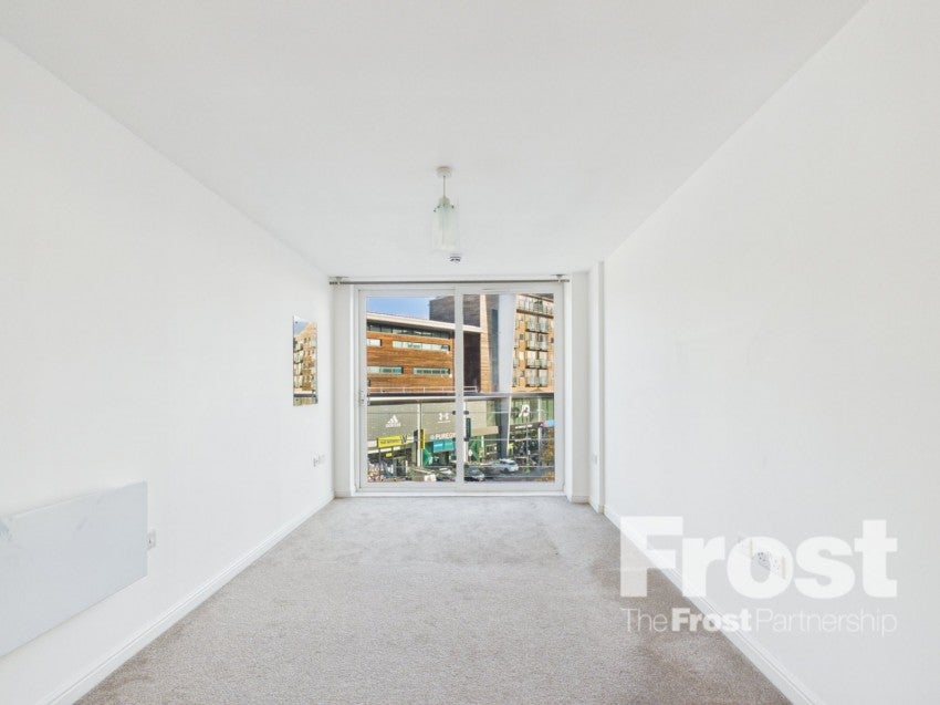 Flat Tilley Road in Greater London