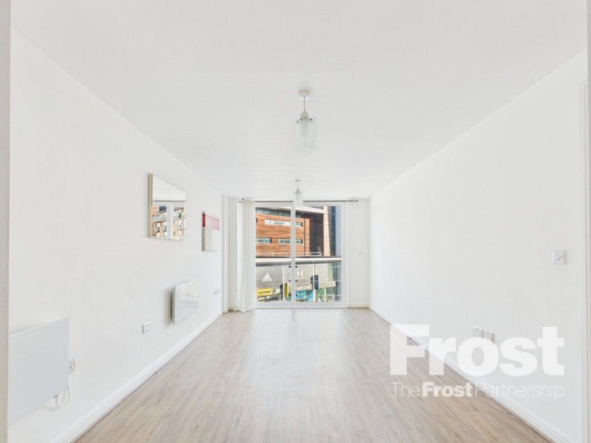 Flat Tilley Road in Greater London