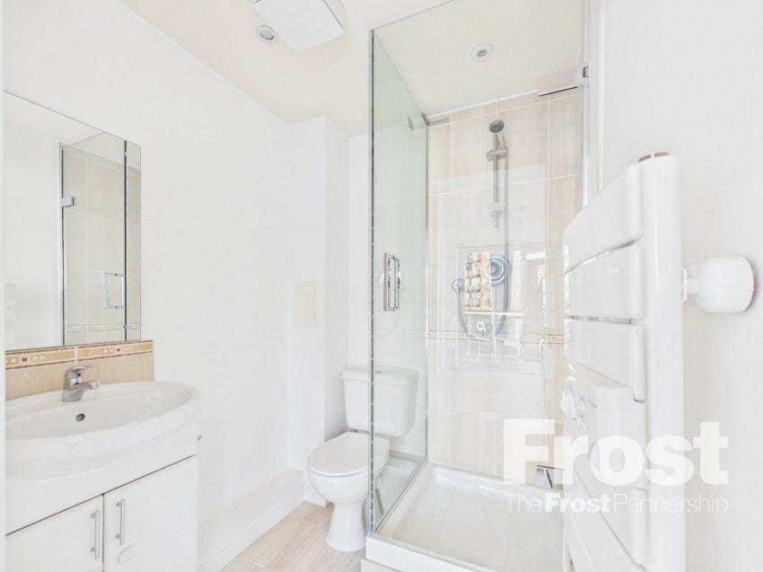 Flat Tilley Road in Greater London