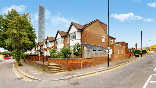 Flat Horn Lane in Greater London