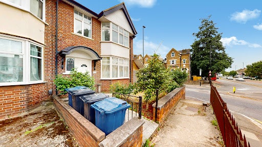 Flat Horn Lane in Greater London