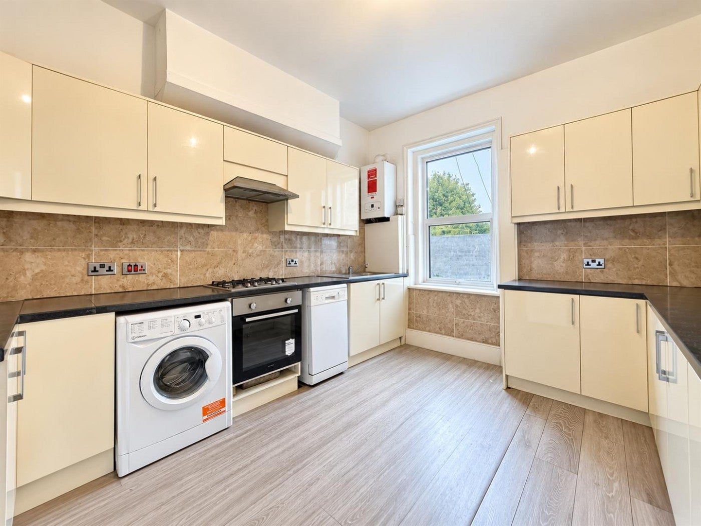 Flat Lower Mortlake Road in Greater London