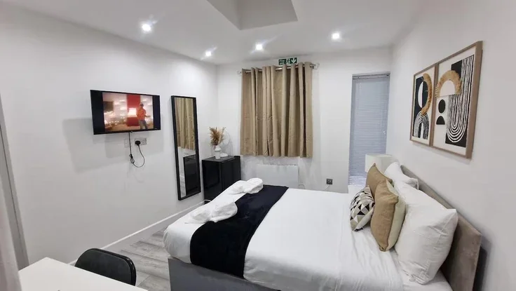 Flat Coles Crescent in Greater London