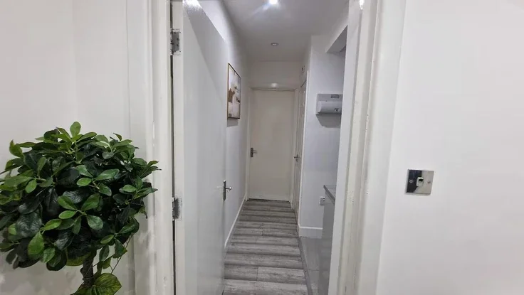 Flat Coles Crescent in Greater London