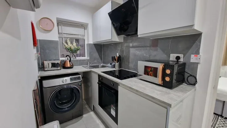 Flat Coles Crescent in Greater London