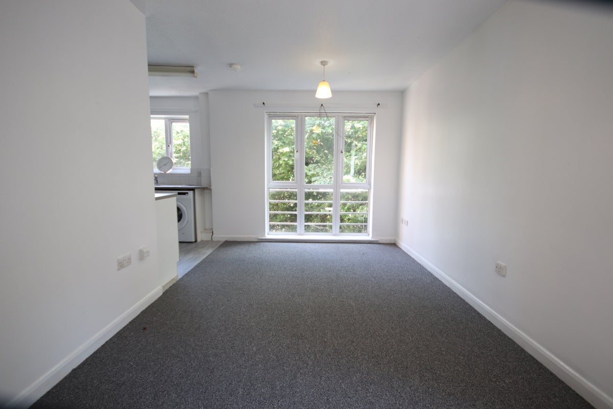 Flat Marmion Road in Nottingham