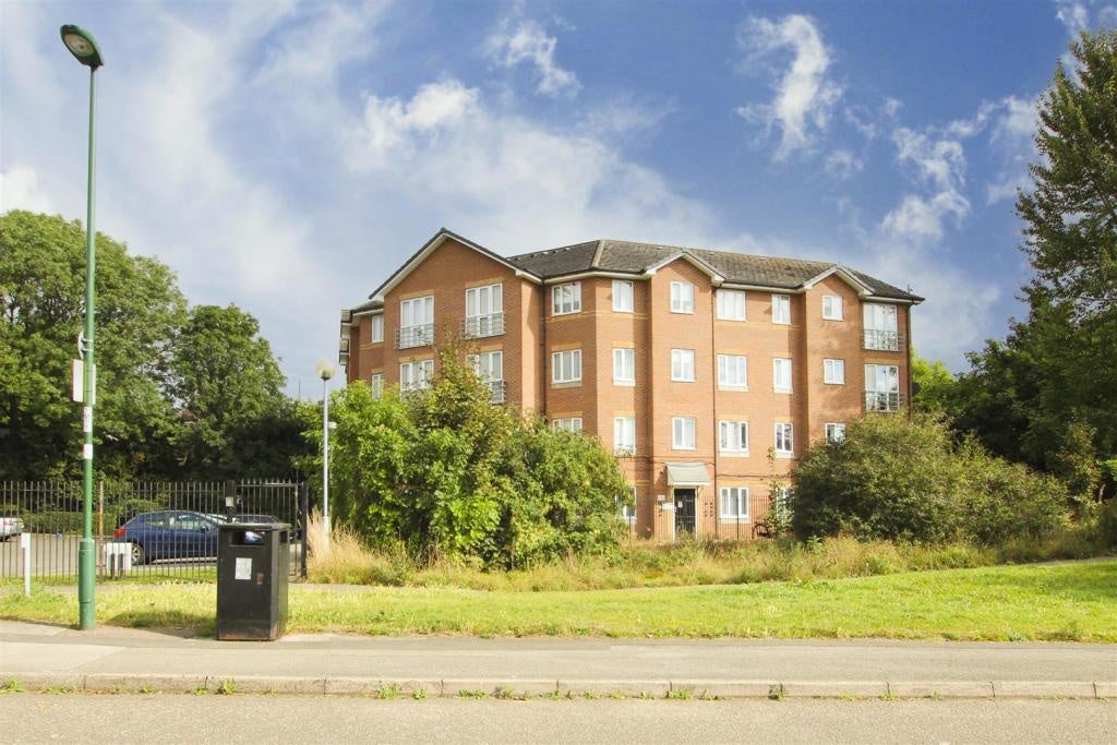 Flat Marmion Road in Nottingham
