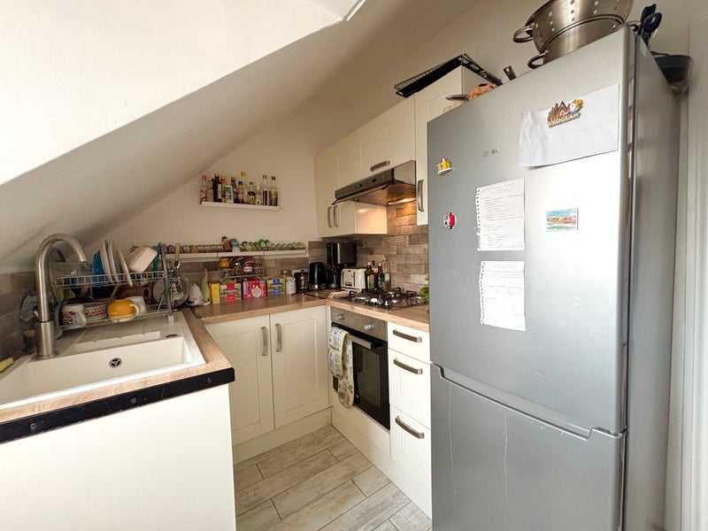 Room Challoner Crescent in Greater London