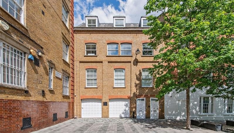 Flat Grosvenor Hill in City of Westminster