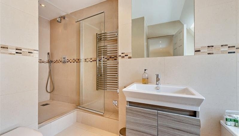 Flat Grosvenor Hill in City of Westminster
