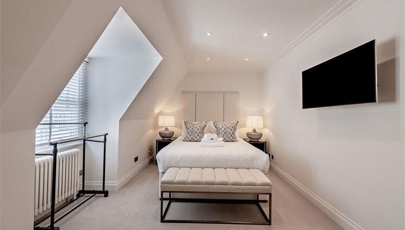 Flat Grosvenor Hill in City of Westminster